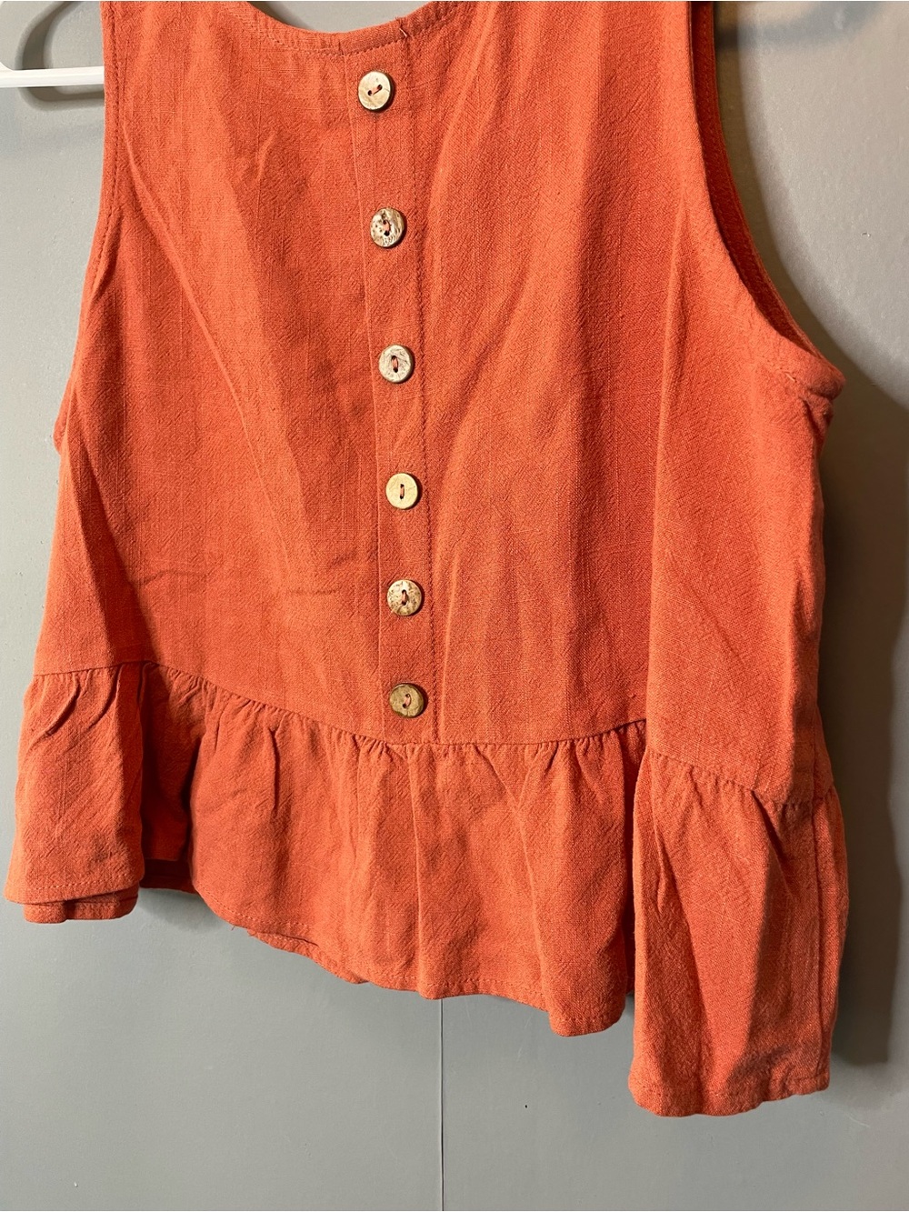 Anrabess Women’s linen Ruffle Hem Tank Top Button up back - Rust size small - Picture 9 of 10
